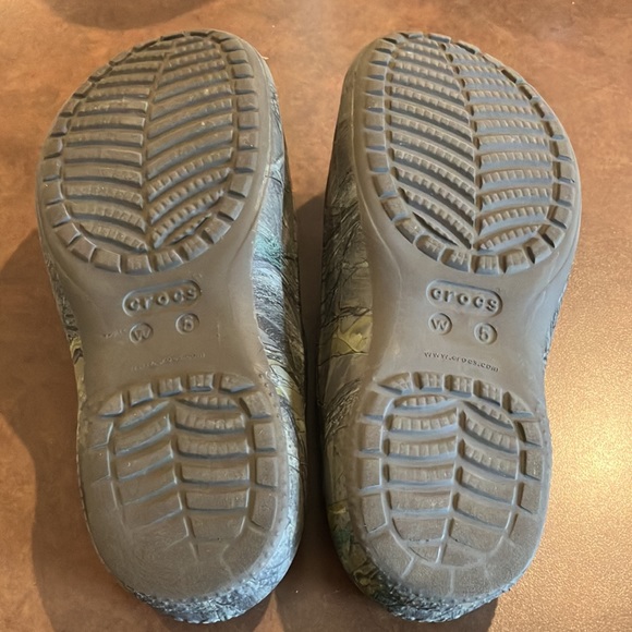 Camouflage Crocs Slide with pink fuzzy inside Woman’s 5 - Picture 4 of 5